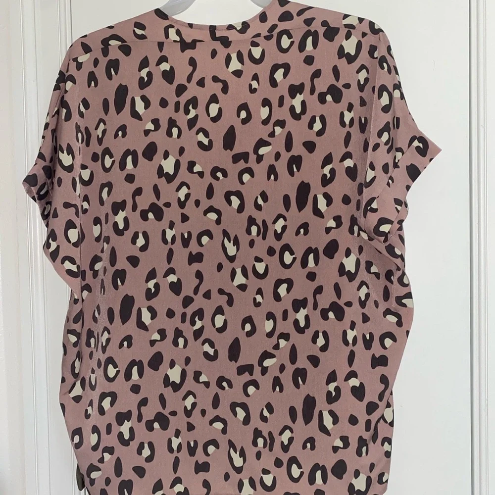 Jodifl Womens Pink Leopard Print V-Neck Blouse - Picture 2 of 3